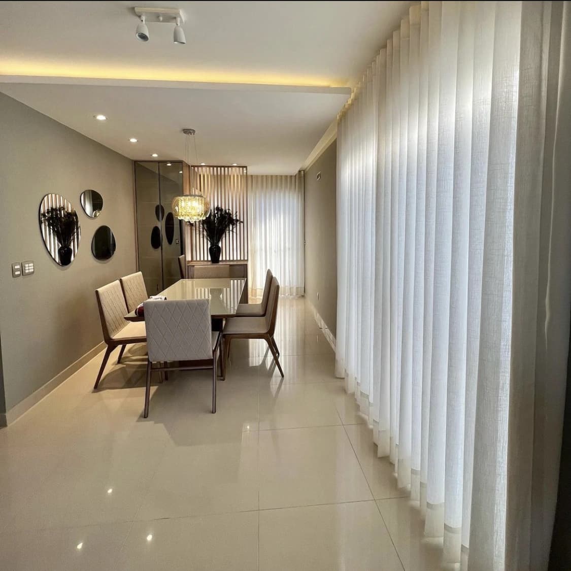 Ambiente elegante com cortinas